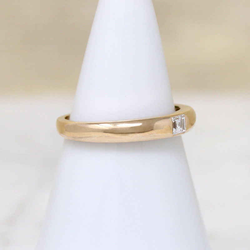 Deco Carré Cut Diamond in Tapered Gold Band by 720