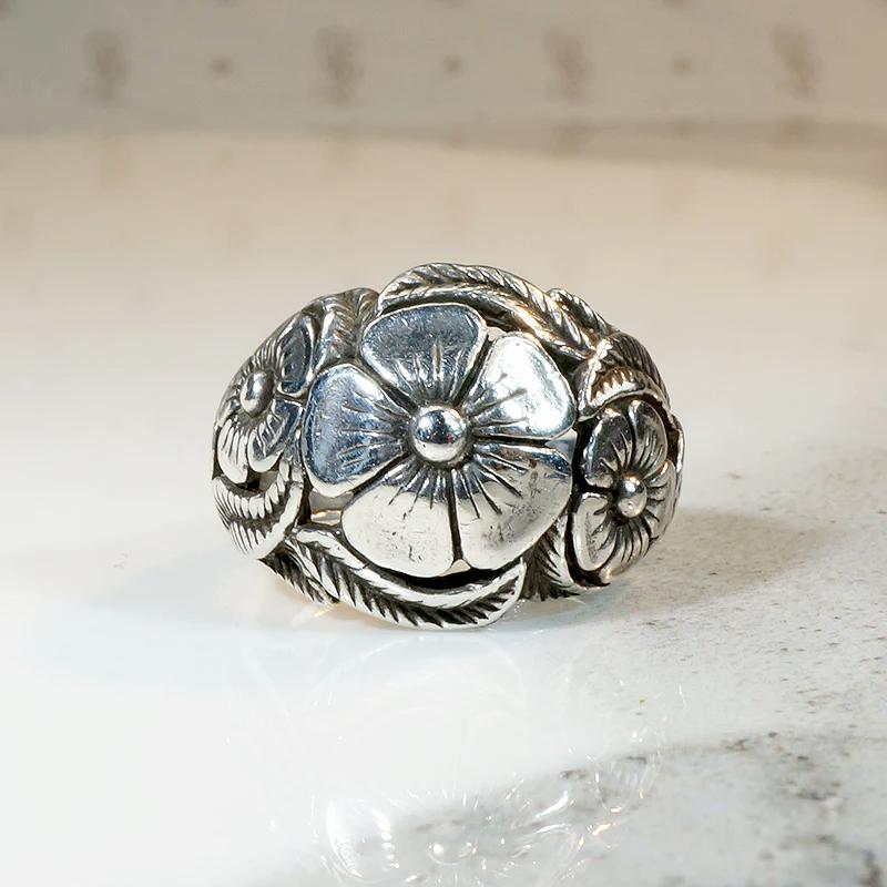Delightful Flower Sterling Silver Dome Ring