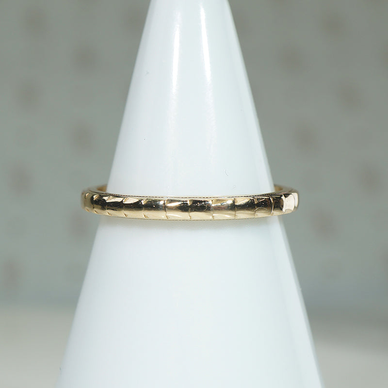 Gold Band Patterned with Wreath of Soft Leaves 