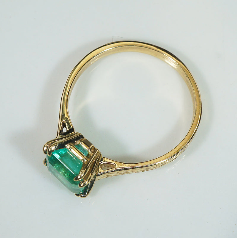 Enchanting Emerald in Engraved Gold Solitaire Ring