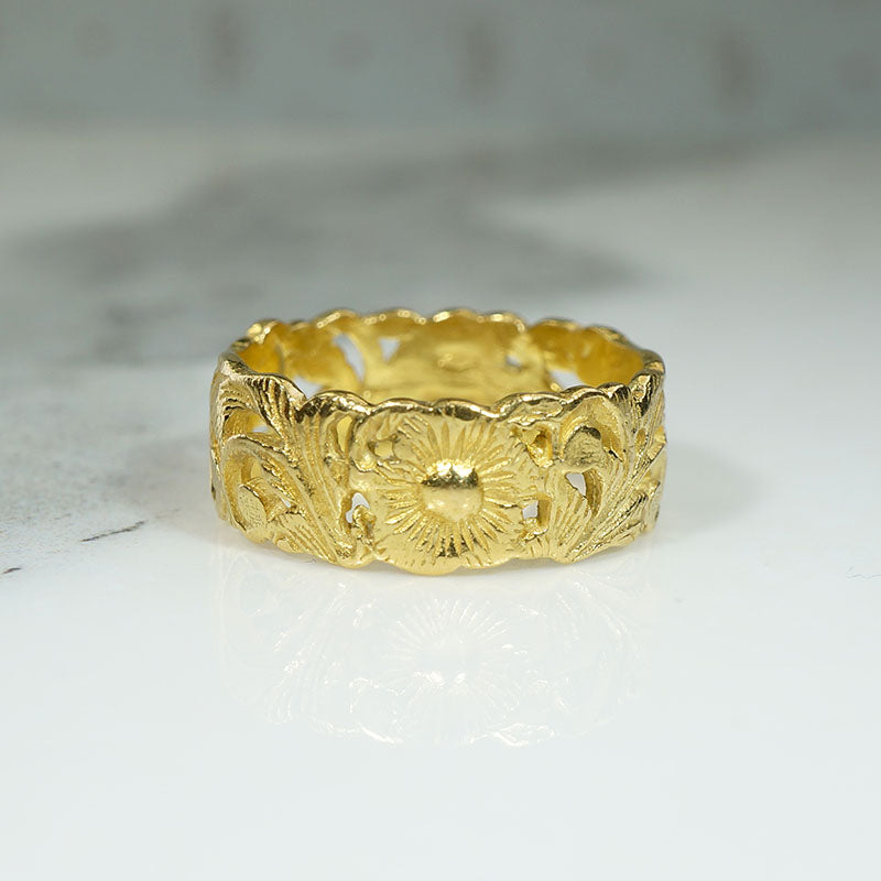 Exuberant 18k Gold Daisy Band