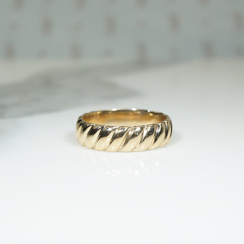 Cool Vintage Gold Wave Wedding Band