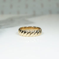 Cool Vintage Gold Wave Wedding Band
