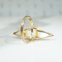 Graceful Agate Lozenge in Gold Ring