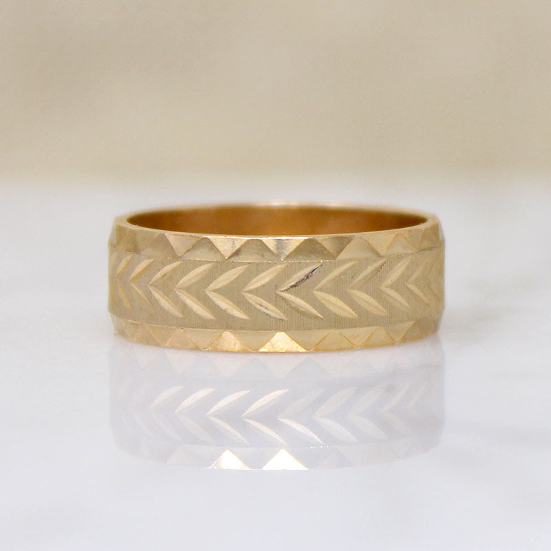 Crisp Chevron Geometric Bright Cut 10k Band