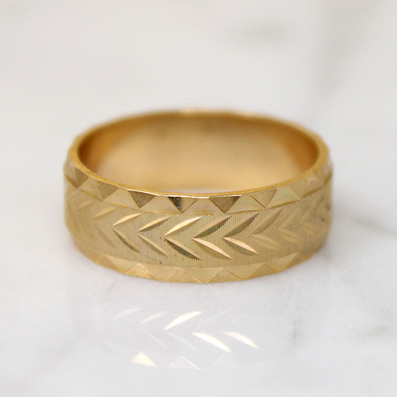 Crisp Chevron Geometric Bright Cut 10k Band