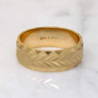 Crisp Chevron Geometric Bright Cut 10k Band