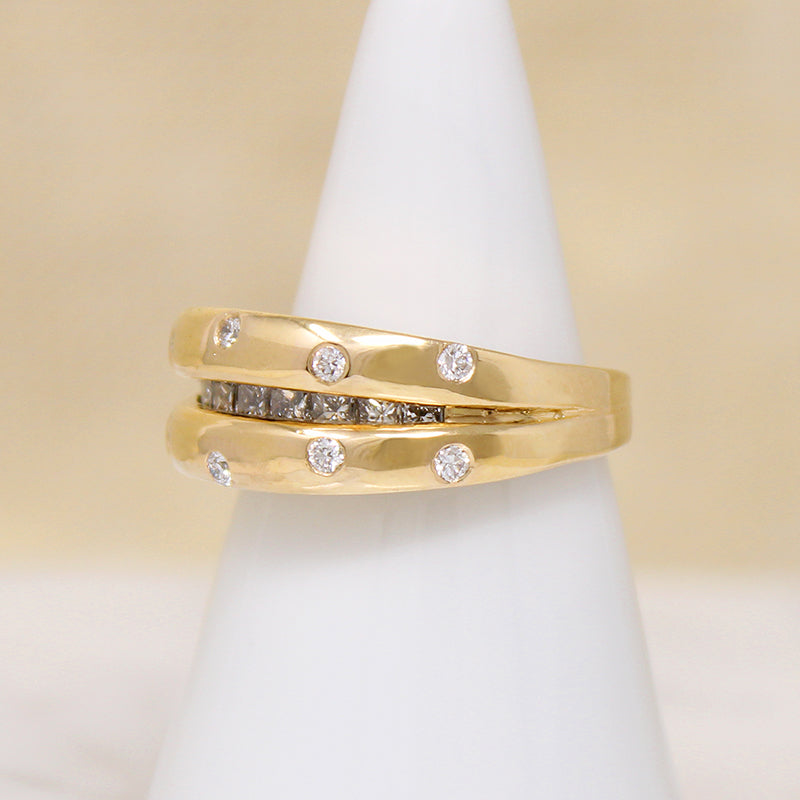 Secret Smile Round & Princess Cut Diamonds & 18k Band