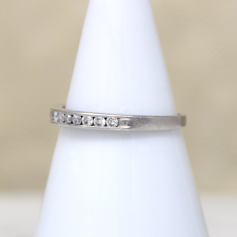 Elegant 1960s Diamond & Platinum Wedding Band