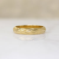 Stylish Swirling Twist 18k Gold Band