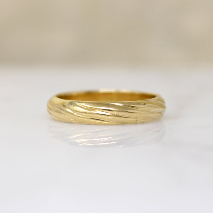 Stylish Swirling Twist 18k Gold Band
