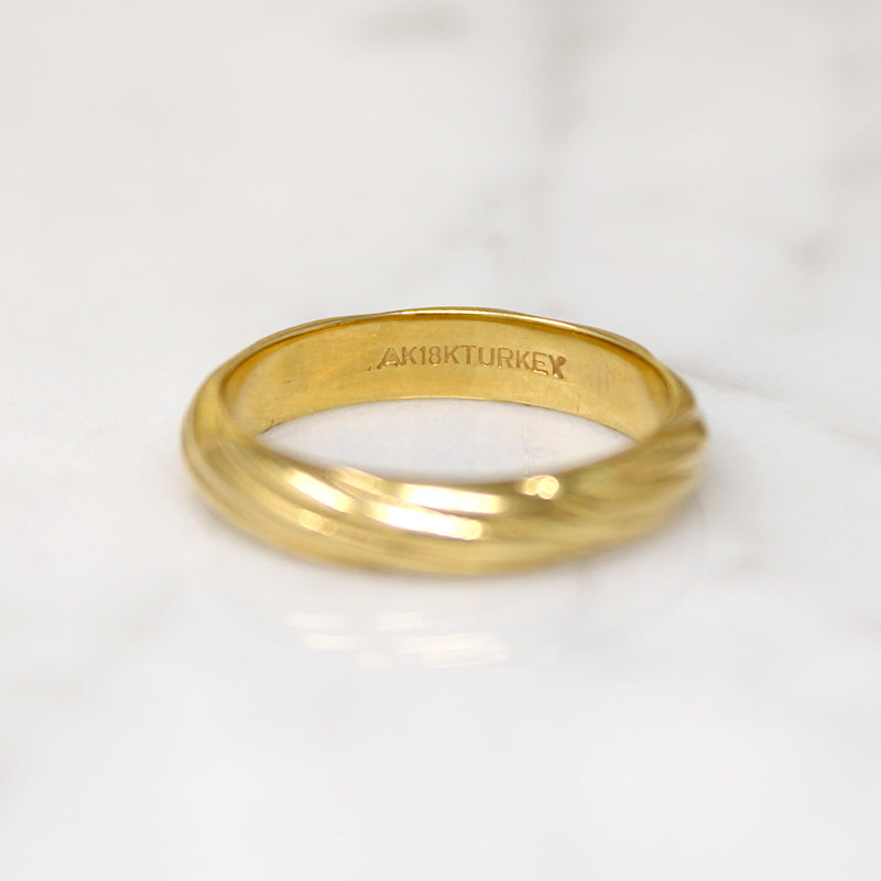 Stylish Swirling Twist 18k Gold Band