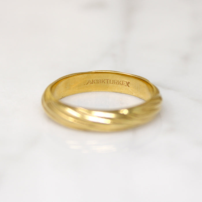 Stylish Swirling Twist 18k Gold Band