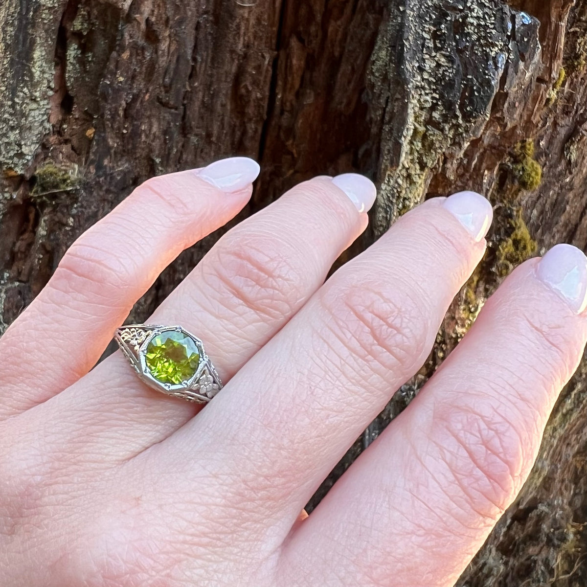 Art Deco Flowery Filigree Peridot Ring