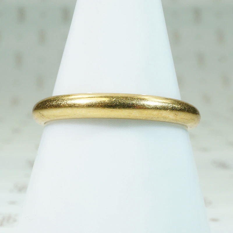 Vintage 18k Gold Band with Romantic Engraving