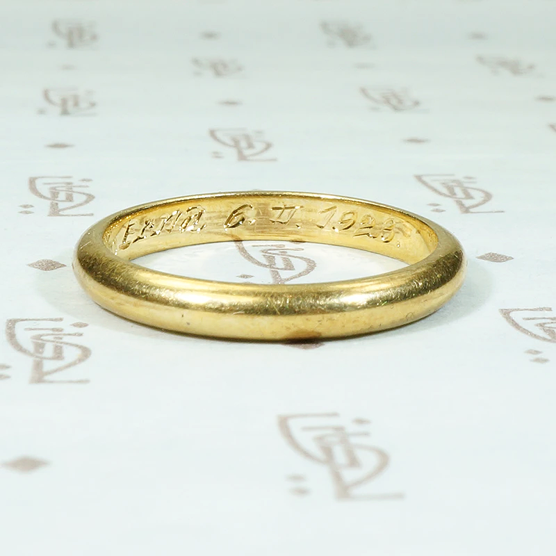 Vintage 18k Gold Band with Romantic Engraving