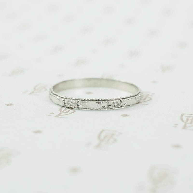 Vintage Deco Classic White Gold Patterned Band