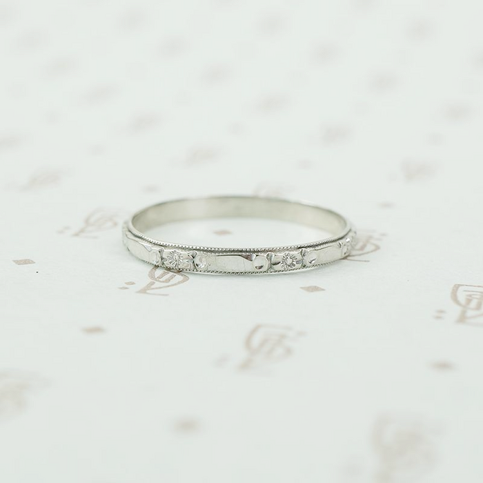 Vintage Deco Classic White Gold Patterned Band