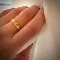 Swanky Engraved Russian Band in 18k Gold