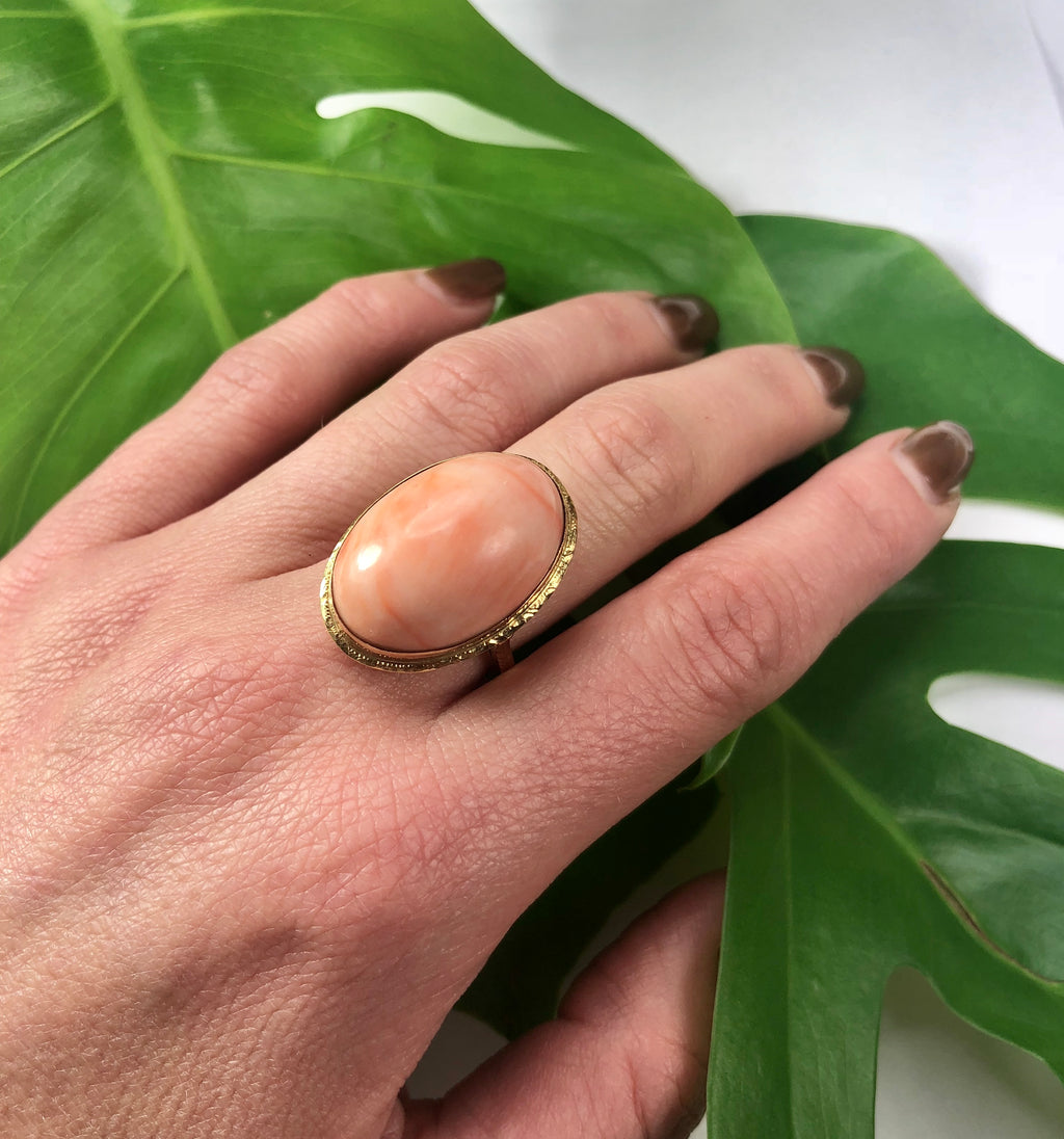large natural coral cabochon ring in 18k yellow gold vintage