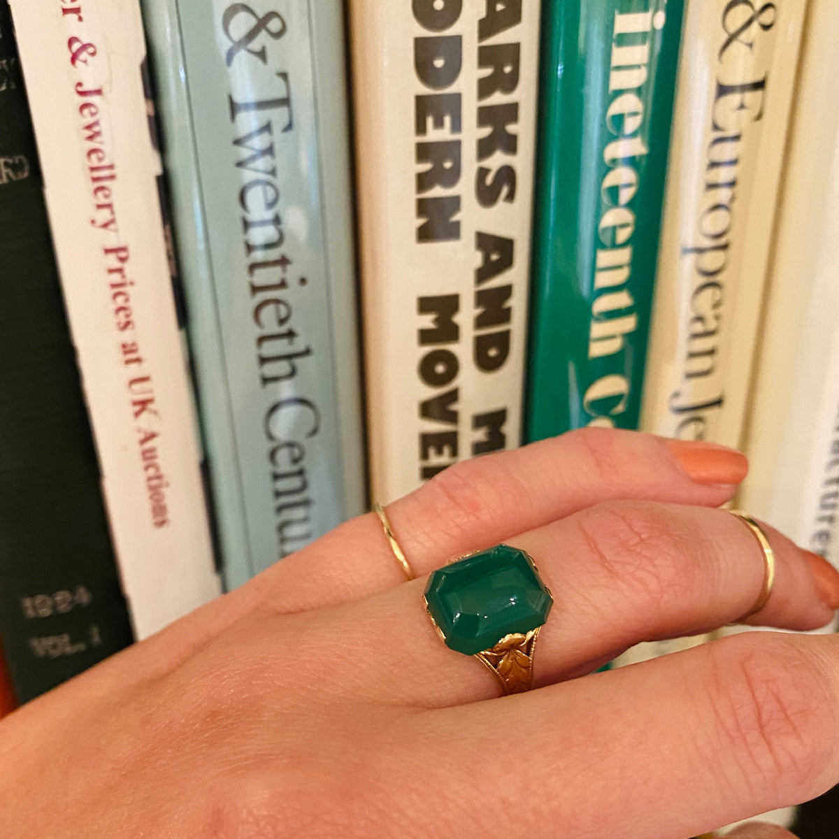 Divine Deco Parakeet Green Agate Ring