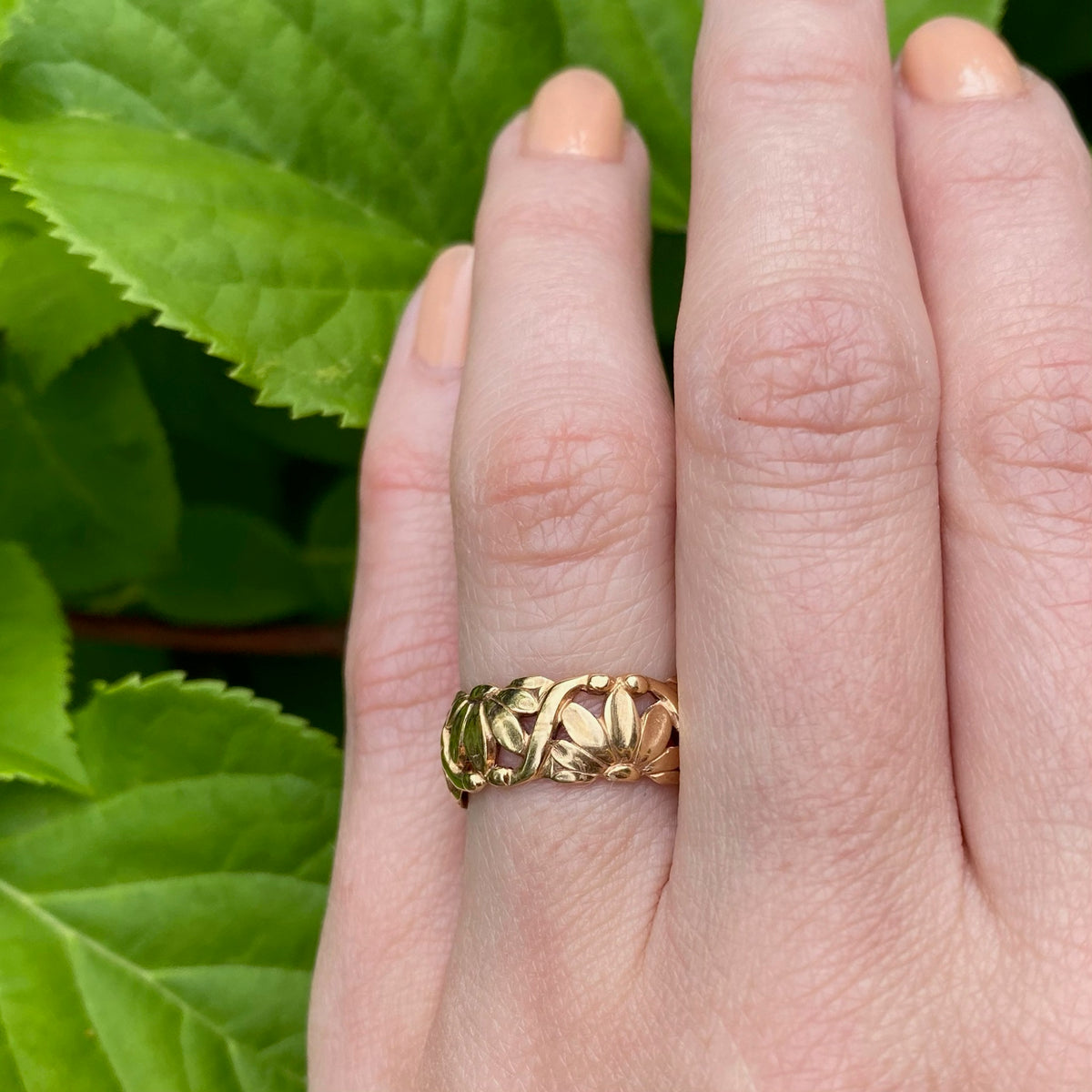 Darling Daisies Vintage Gold Wedding Band