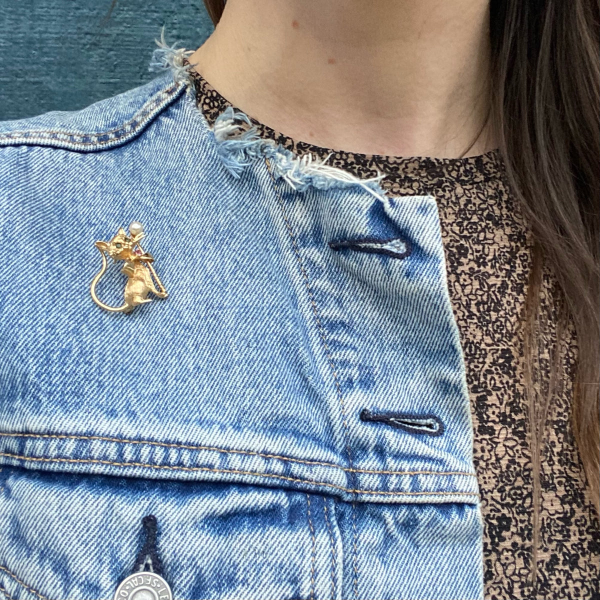Sporty Golfer Cat Gold & Jewels Brooch