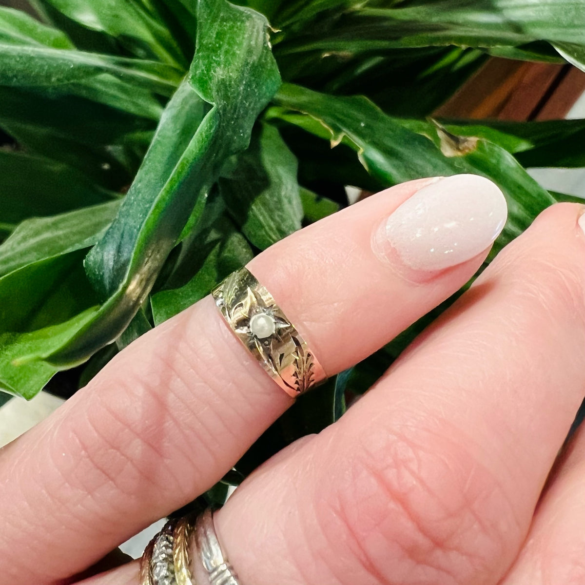 Pearl Set Bitty Ring with Green Gold Leaves