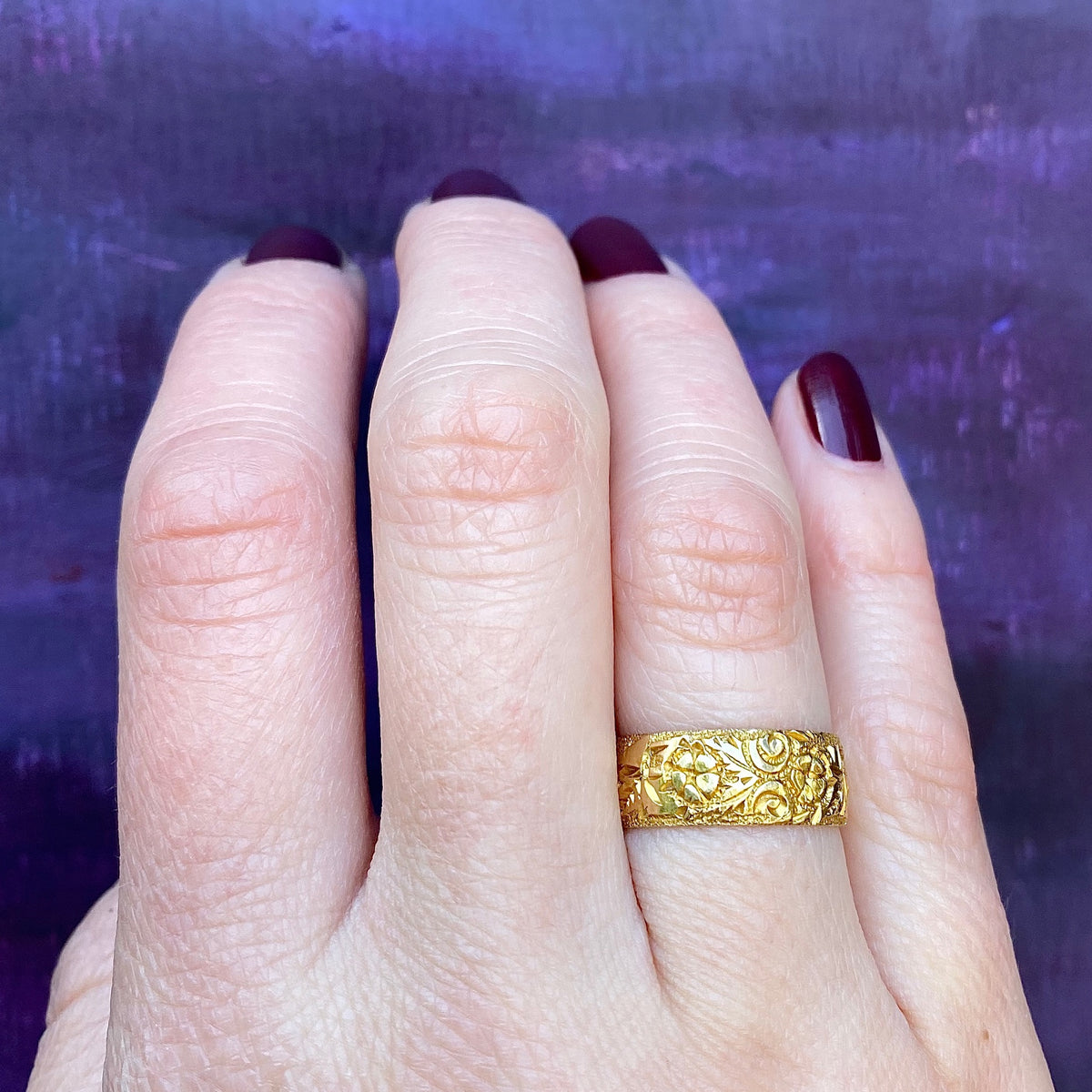 Heavily Engraved English Cigar Band in 18ct Gold