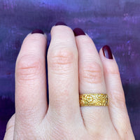 Heavily Engraved English Cigar Band in 18ct Gold