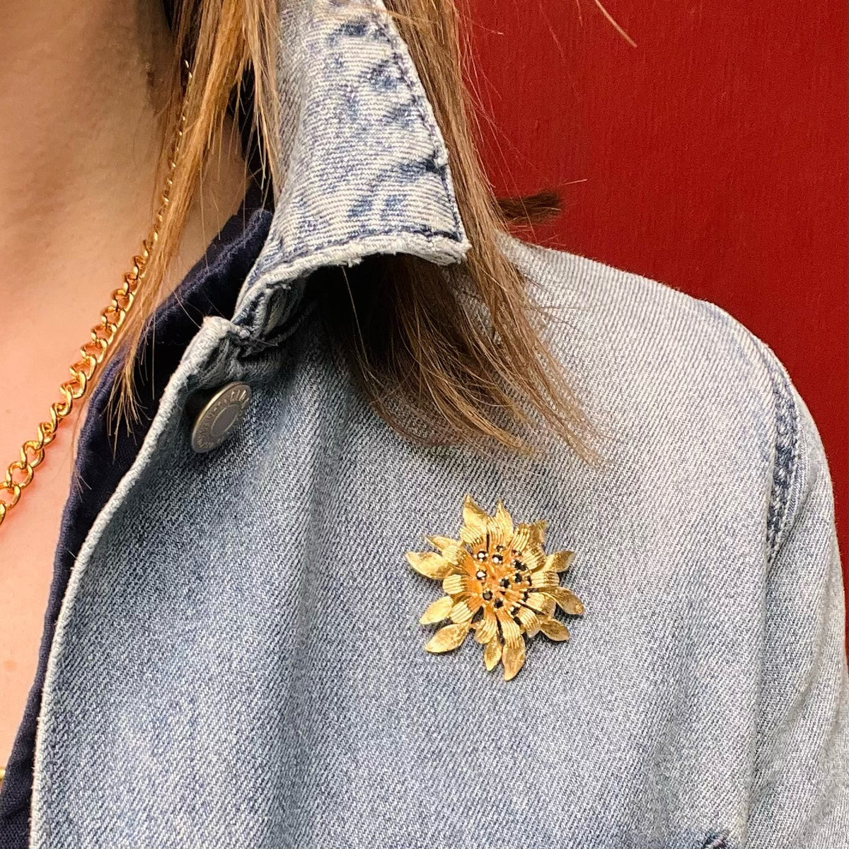 Charming 1960s Gold & Sapphire Flower Brooch