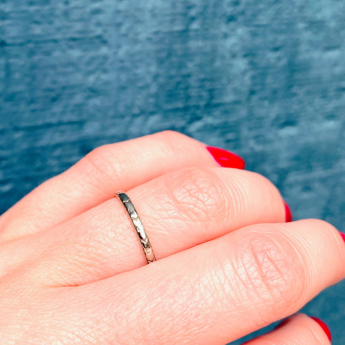 Dart & Flowers Art Deco White Gold Band
