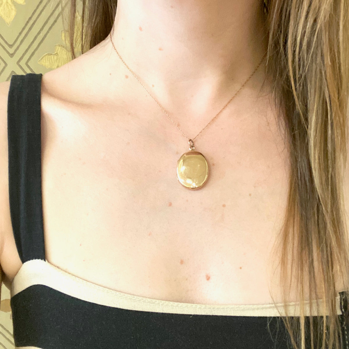 Delicious 18k Rose Gold Oval Locket