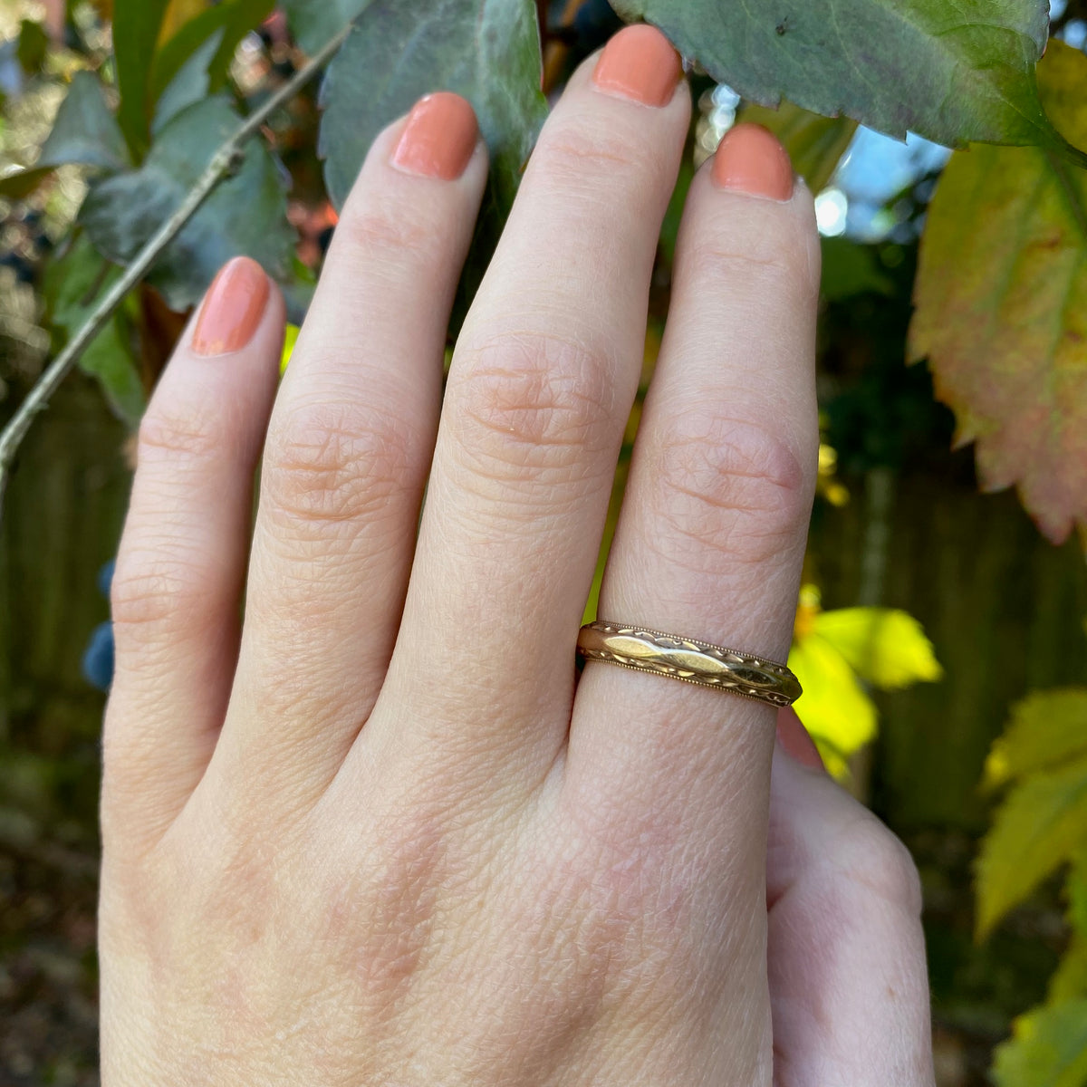 Highly Detailed Love Bird Vintage Gold Band