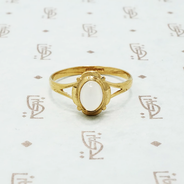 9ct yellow gold moonstone ring