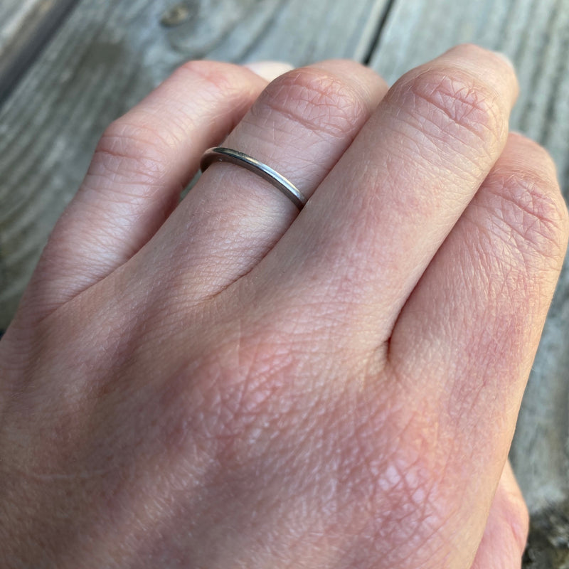 Sleek & Slim Vintage Platinum Band