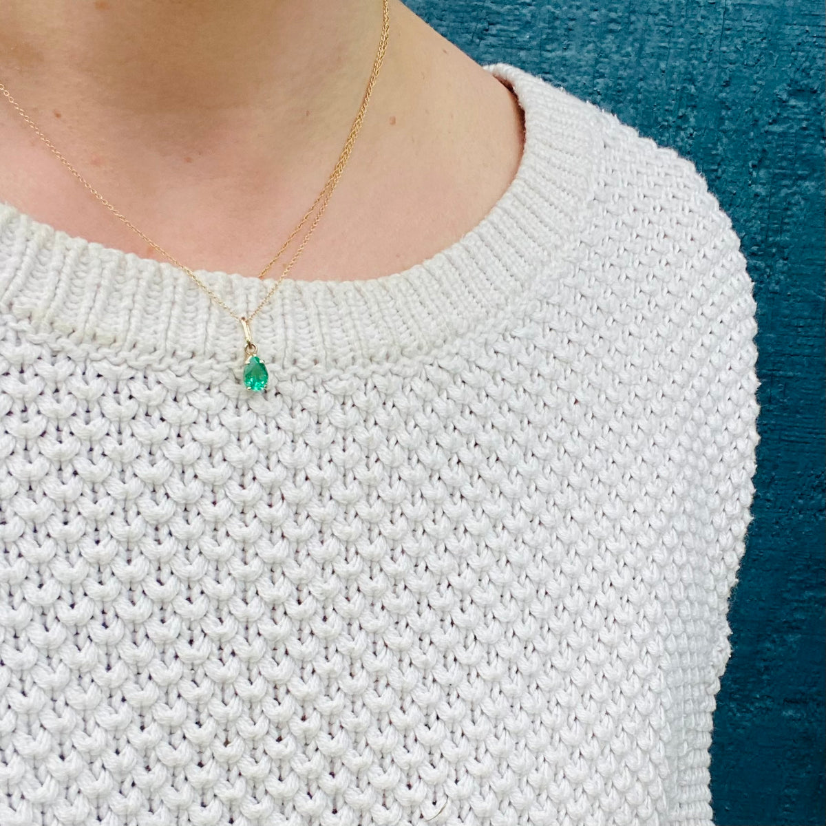 Delightful Emerald Pendant in Gold