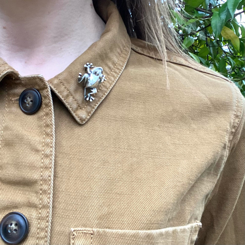 Frisky Little Tree Frog Pin in Garnet & Silver