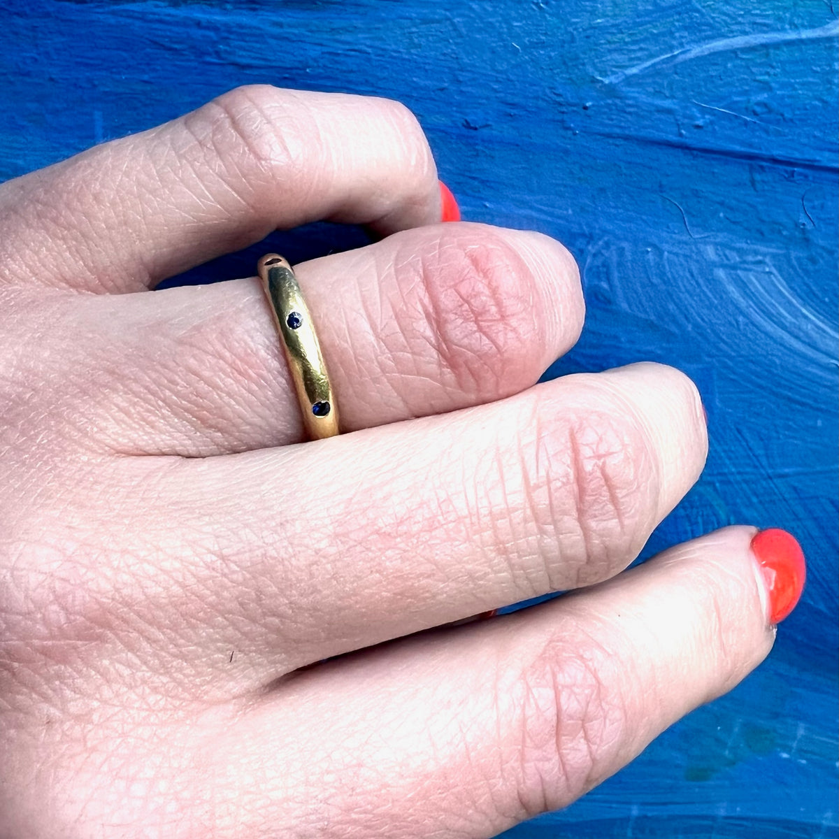 Lush Sapphire Studded 18k Gold Band