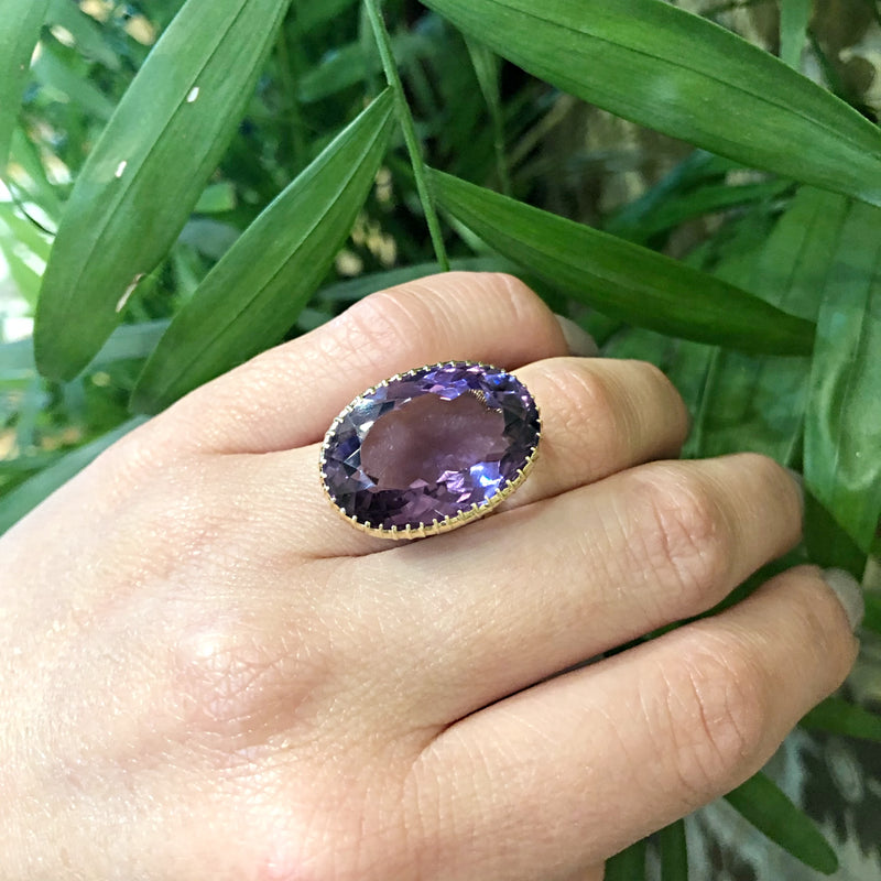 Regal Oval Amethyst Ring in Gold