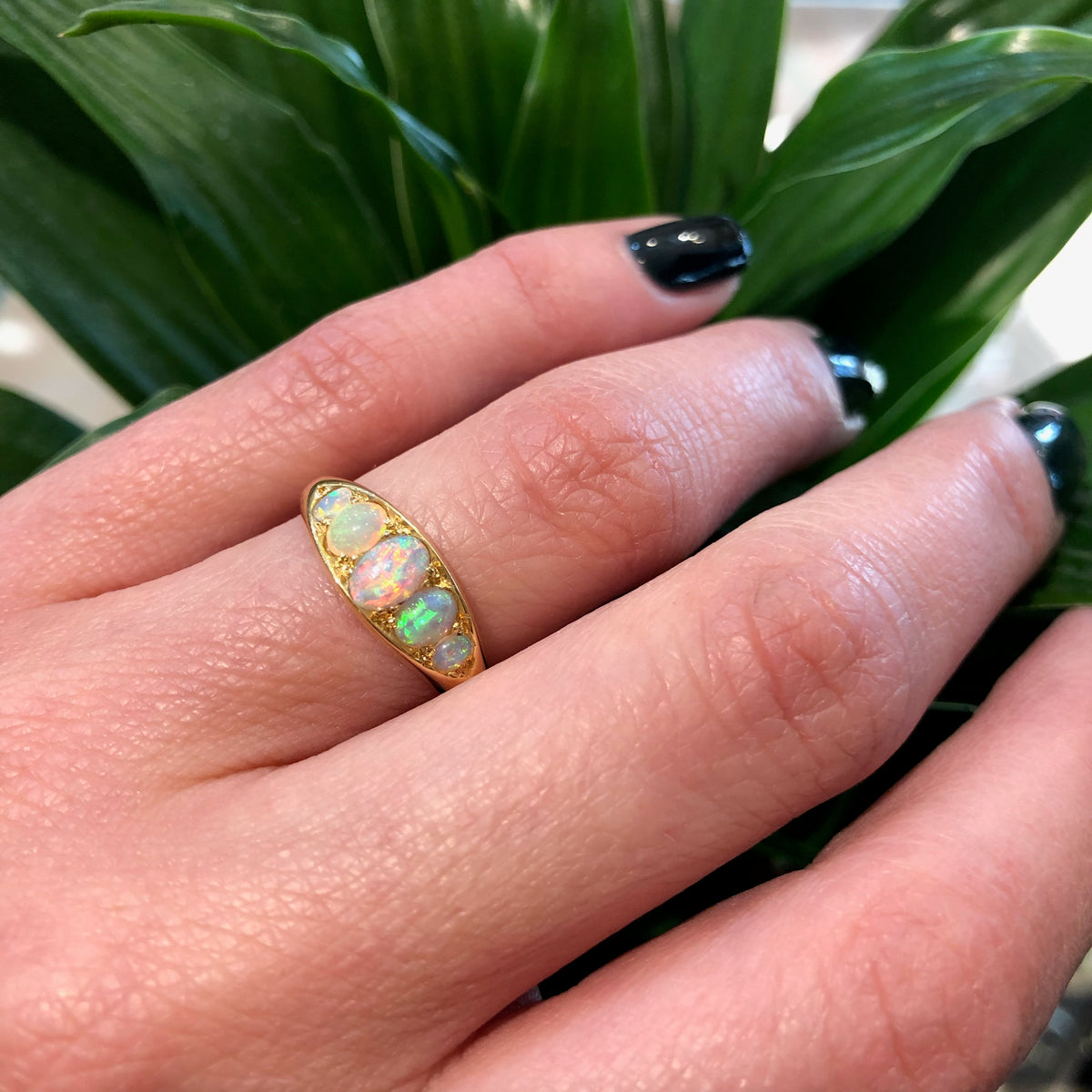 The Glowing Opal Set 18k Gold Vintage Ring