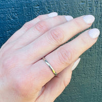 Tasteful 18k White Gold Wedding Band