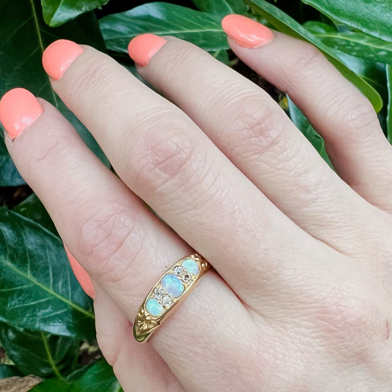 Luxurious 18ct Band with Opals & Rose Cut Diamonds