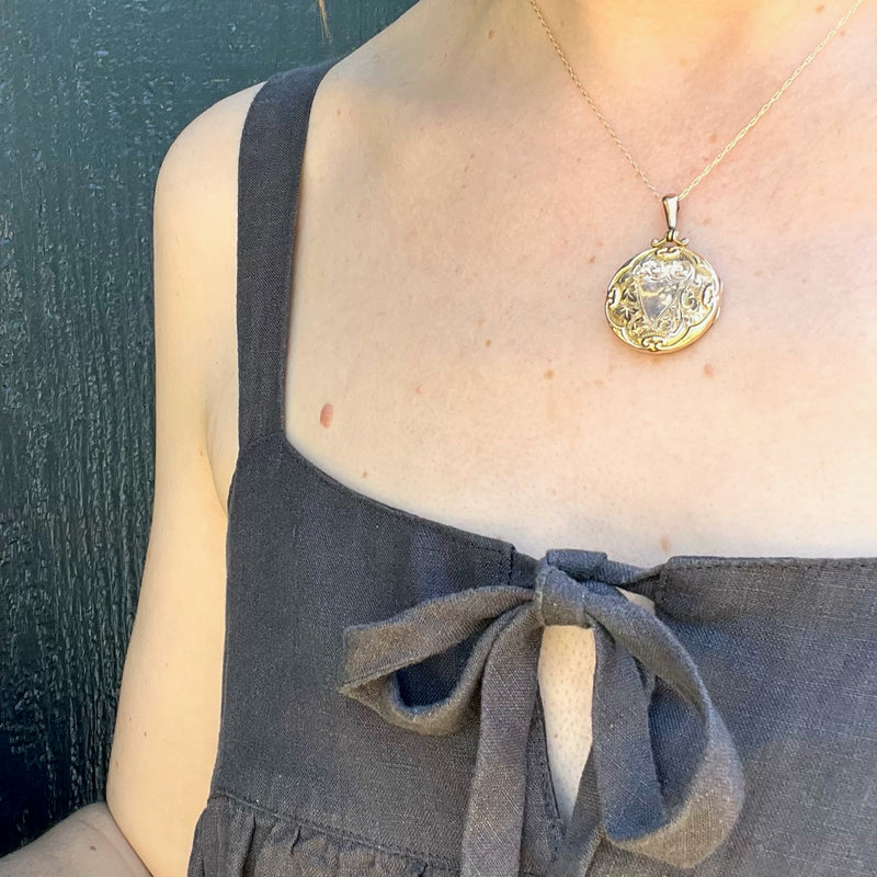 Gorgeous Foliate Engraved 9ct Gold Locket