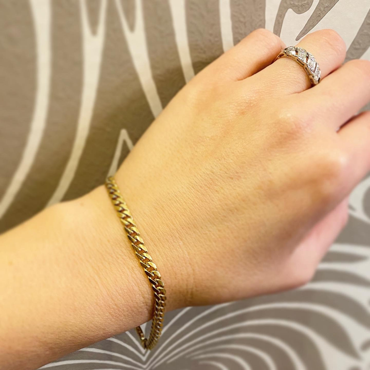 Timeless Luxury Italian 18k Gold Curb Link Bracelet