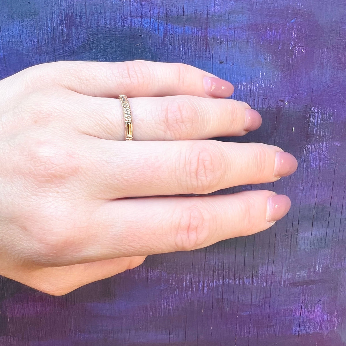 Crisp Detail Faceted Bars & Flowers Gold Band
