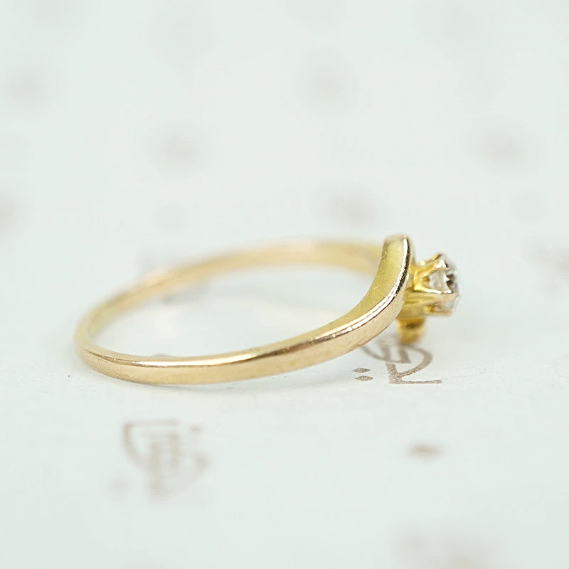 Adorable Edwardian Crossover Diamond Solitaire