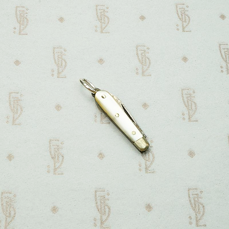 Wee Antique Mother of Pearl Folding Knife