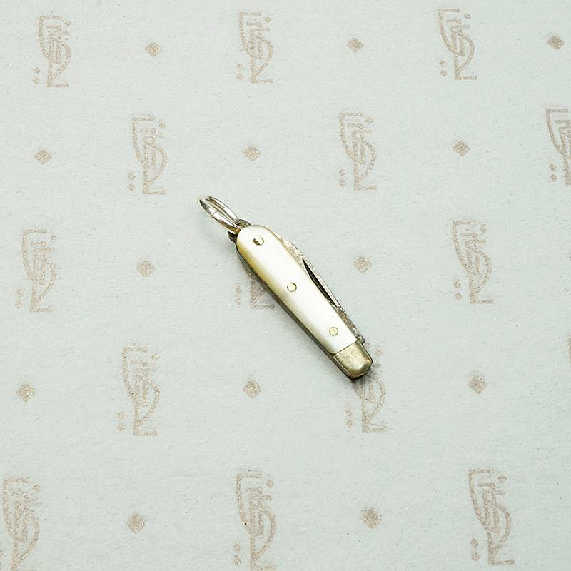 Wee Antique Mother of Pearl Folding Knife