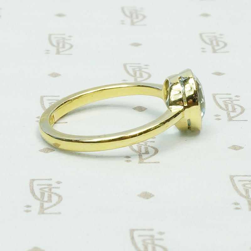 Simply Beautiful Bezel set Aquamarine in 18k